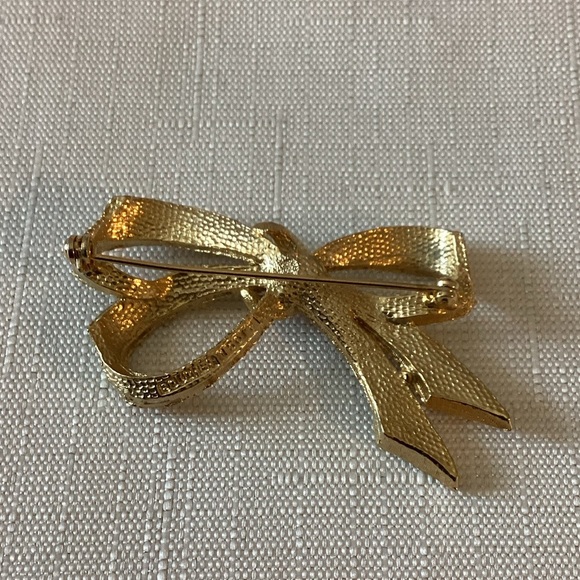 Bow Gold Tone Fancy Pin - Picture 2 of 2